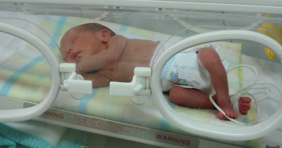 Ребенок родился в 6 месяцев. Патологии недоношенных. Дети с экстремально низкой массой тела. Выхаживание недоношенных. Недоношенный новорожденный.